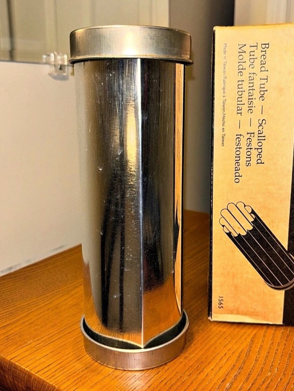 The Pampered Chef Scalloped Bread Tube with Box